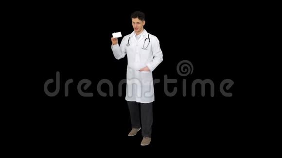 医生手里拿着一盒药丸促进他们跳舞阿尔法频道视频的预览图