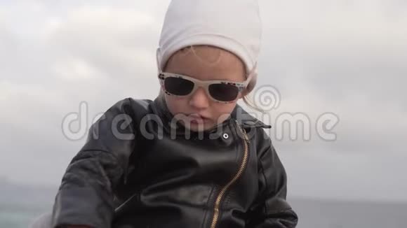 穿着皮夹克和太阳镜的时髦小女孩聊天视频的预览图