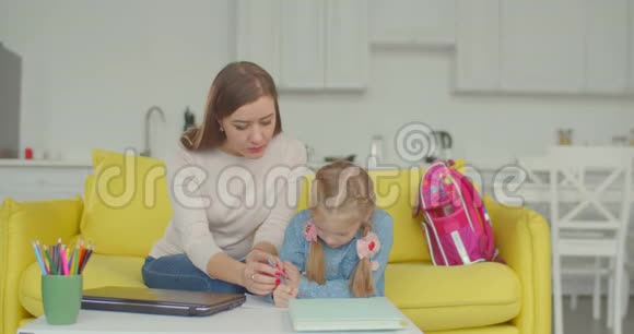 母亲和女儿做困难的家庭作业视频的预览图