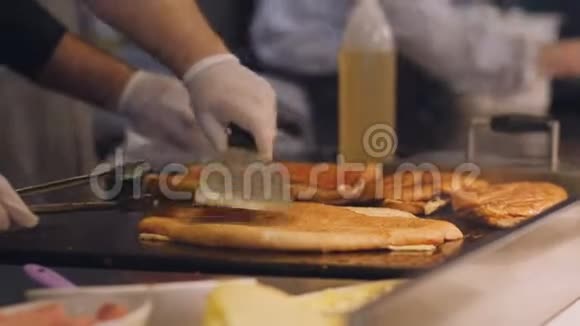 厨师给盘子上的面包烤面包视频的预览图
