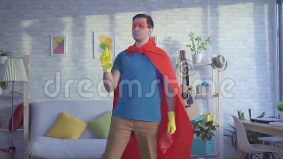 穿着黄手套的男主人超级英雄带着抹布和喷雾器视频的预览图