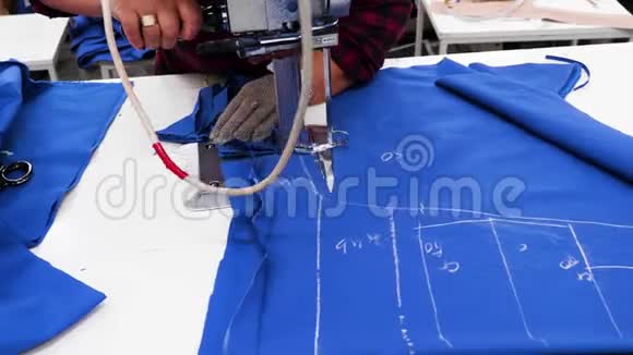 纺织厂女工人用工具剪布视频的预览图