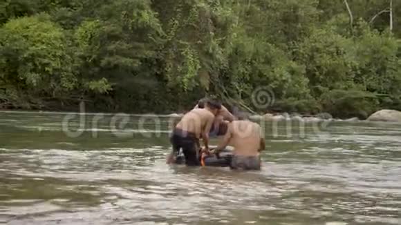 土著男孩带着漂浮的轮胎在水里玩耍视频的预览图
