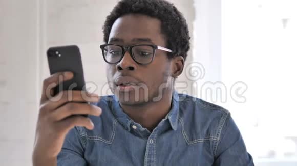 非洲男人打电话讨论工作视频的预览图
