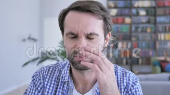 严重的头痛紧张的休闲胡须男人在办公室工作时头疼痒视频的预览图