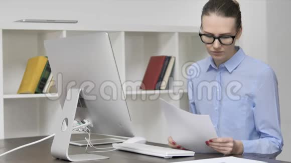 少女电脑工作论文视频的预览图