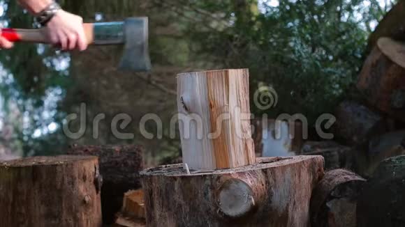 一个人用斧头在木头块上捅木头视频的预览图