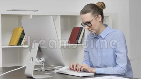 有脊柱背疼的少女在电脑上工作视频的预览图