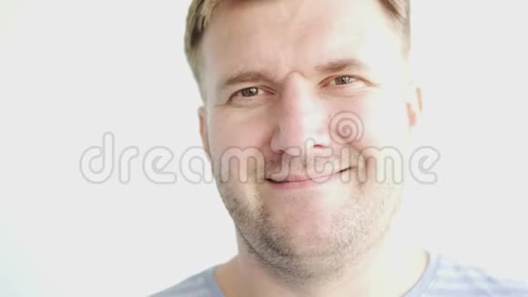 帅哥笑了一张欢快的男性面孔的特写视频的预览图