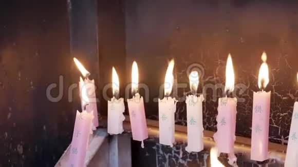 在寺庙里点燃蜡烛视频的预览图