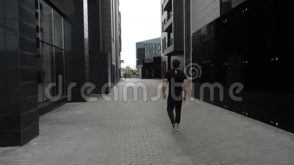 一个人走在建筑物之间的小巷里视频的预览图