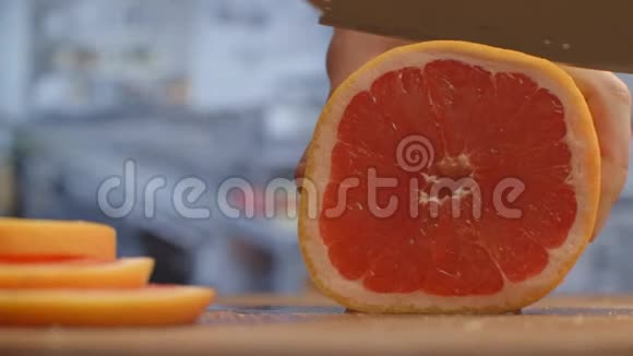 在木板特写上切柚子切碎视频的预览图