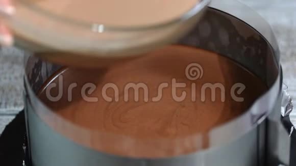 自制三块巧克力慕斯蛋糕糖果师把巧克力慕斯倒入糕点戒指视频的预览图