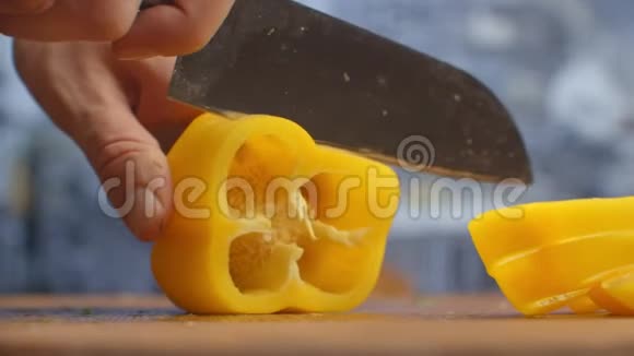 在厨房的木板上用用木板把切好的黄椒子做成特写视频的预览图