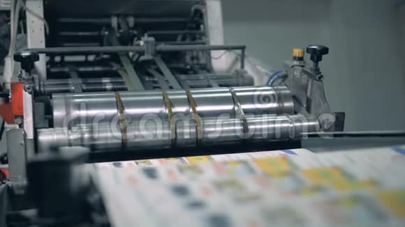 许多报纸用滚筒在印刷输送机上移动视频的预览图