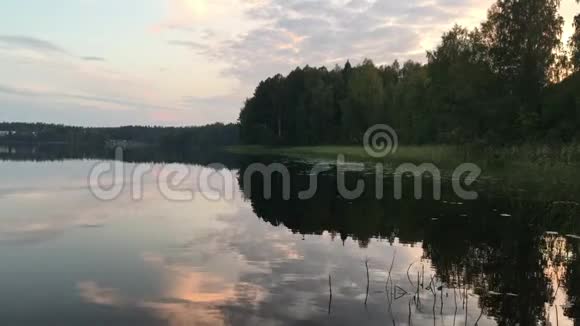 湖面上的日落视频的预览图
