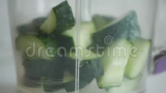 黄瓜片混合在搅拌机中加入维生素摇匀视频的预览图
