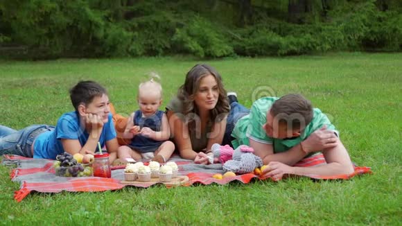 快乐的一家人一起野餐户外活动视频的预览图