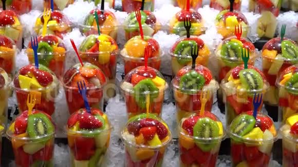市场上冰杯中的水果冰沙冰上五颜六色的水果视频的预览图