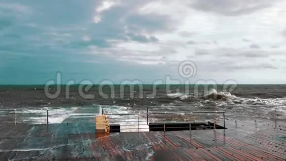 暴风雨的天气和强烈的波浪在日落的海洋上心理疾病压力和商业压力的概念视频的预览图