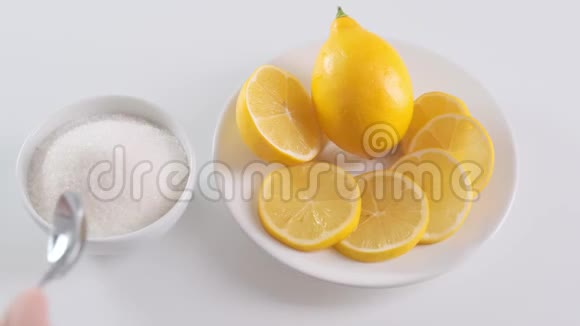 把糖放到厨房的茶托上的柠檬片上快关门视频的预览图