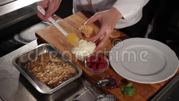 主厨准备RaspberryMillefeuille烹饪过程拿破仑蛋糕视频的预览图