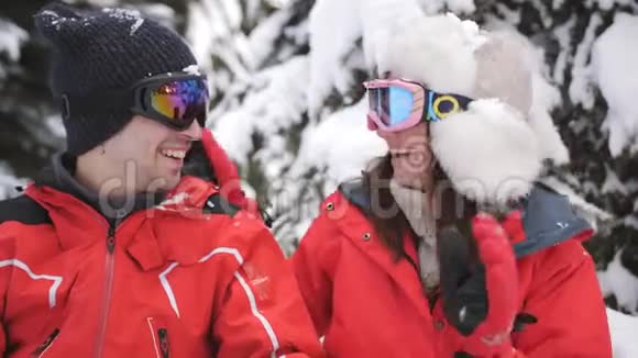 戴滑雪护目镜的快乐情侣画像视频的预览图