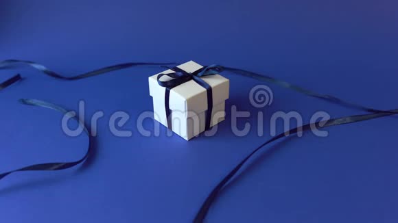 白色礼品盒蓝色表面有经典的蓝色丝带上景视频的预览图