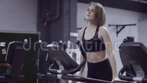 运动的女人在健身房锻炼步进机视频的预览图