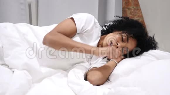 非裔美国妇女夜间卧床咳嗽喉部感染侧卧视频的预览图
