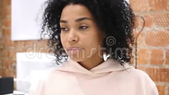 非洲裔美国妇女咳嗽喉咙感染室内视频的预览图