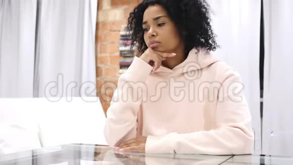 思考头脑风暴悲伤的年轻非裔美国女人肖像视频的预览图