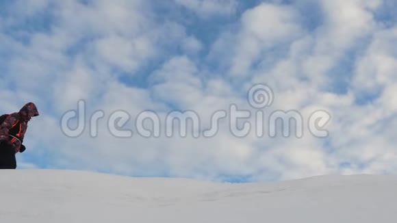 一个朋友用一根安全绳绑起来后登山者就会走到一起沿着雪岭冬天的旅人队视频的预览图
