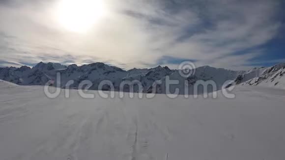 意大利托纳莱洛格诺在美妙的一天在斜坡上滑雪滑雪者的POV滑雪头盔的视角视频的预览图