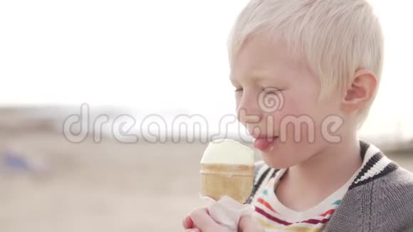 那个金发男孩在华夫饼杯里吃冰淇淋特写镜头视频的预览图