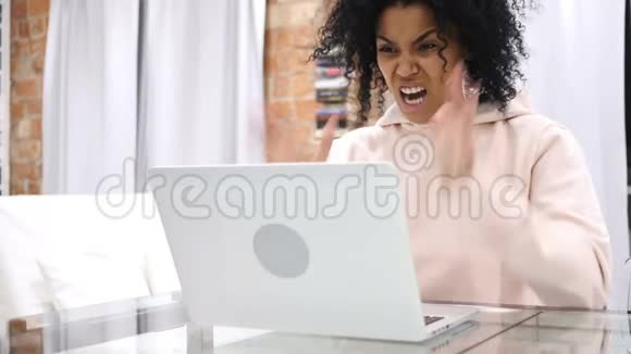 大声尖叫愤怒的非裔美国妇女因问题而疯狂视频的预览图