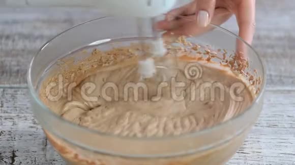 专业的面包师用鲜巧克力奶油做蛋糕或糕点视频的预览图