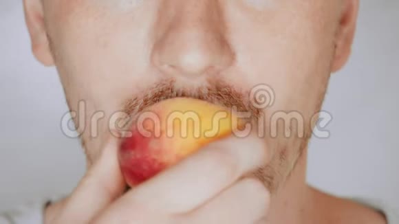 近脸美人吃杏子视频的预览图