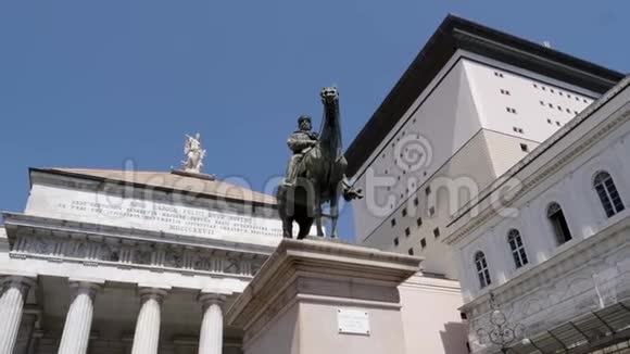 在热那亚的法拉利广场上的加里波迪纪念碑或加里波迪纪念碑加里波第是最有名的视频的预览图