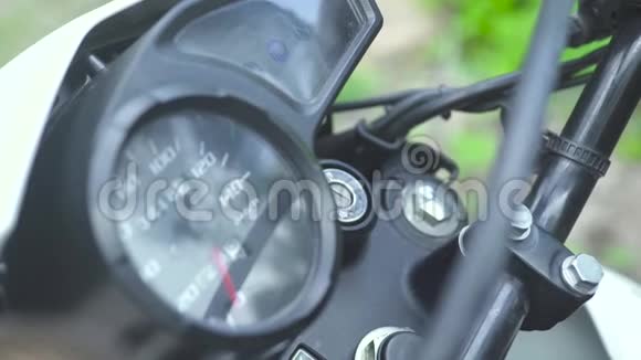 摩托车手插入键启动摩托车发动机关闭摩托摩托车启动摩托车驾驶视频的预览图