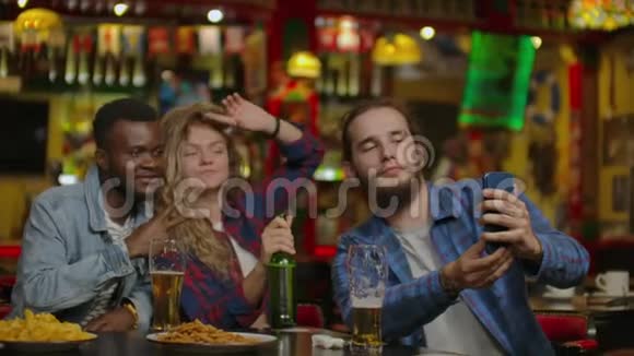 快乐的男性朋友在酒吧或酒吧自拍和喝啤酒休闲友谊技术聚会视频的预览图