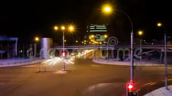 冬季城市街道夜间交通时间的推移视频的预览图