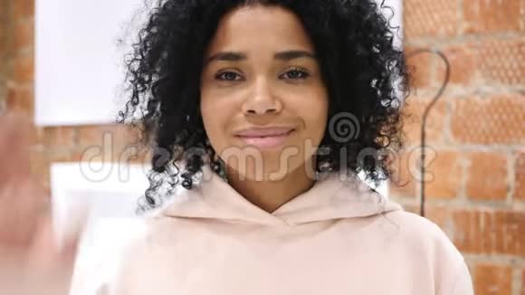 双手捧心欢迎年轻的非裔美国妇女视频的预览图