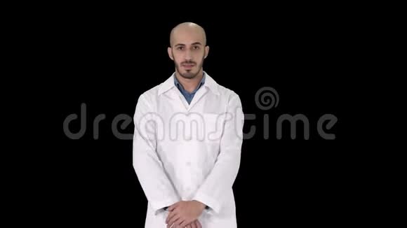 医生先生站在阿尔法频道有点紧张和害怕视频的预览图