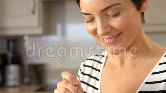 微笑的女人吃酸奶视频的预览图