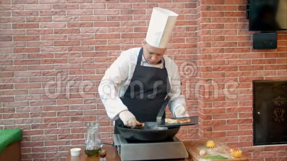 厨师在盘子里放煎饺视频的预览图