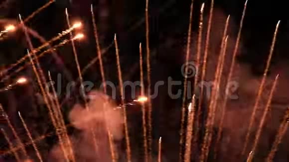 夜空中的照明弹和烟雾庆祝烟火庆祝独立周年胜利日新视频的预览图