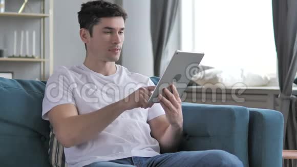 放松年轻人通过平板电脑在线视频聊天视频的预览图