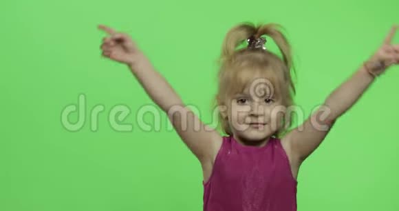 穿紫色衣服的女孩跳舞拍手快乐的孩子铬键视频的预览图