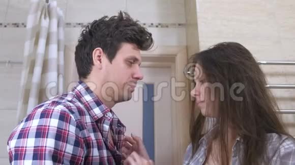 昏昏欲睡的夫妻在浴室里宿醉女人梳理男人头发试图醒来视频的预览图